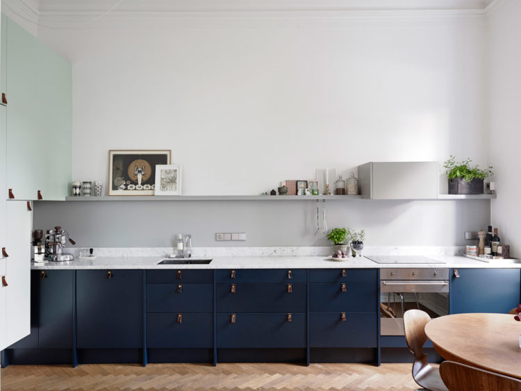 navy blue kitchen cupboards with leather handles via entrance makleri.se