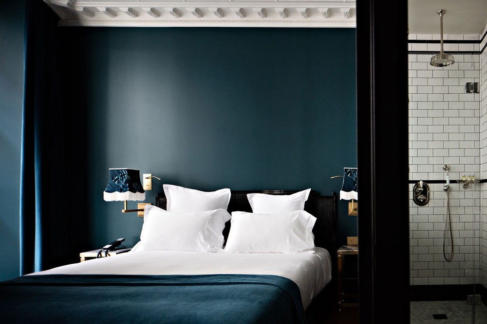 navy-blue-bedroom