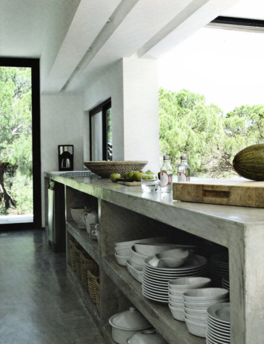 concrete-kitchen-island-French-mag-Maison-Cote-Sud-600x782