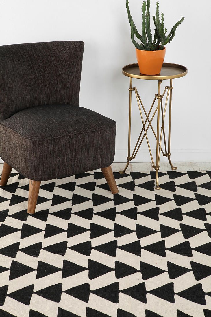 urban outfitters triangle chain rug