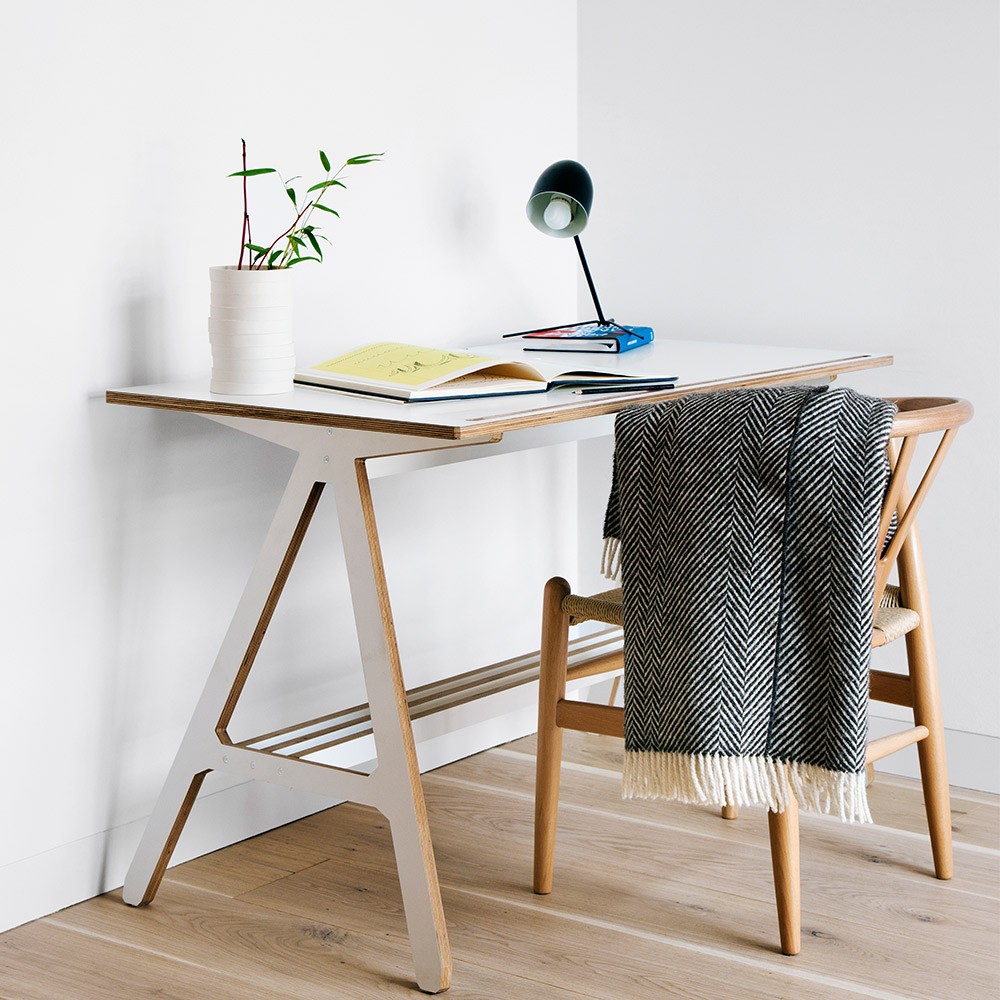 A desk byAlex from occa-home