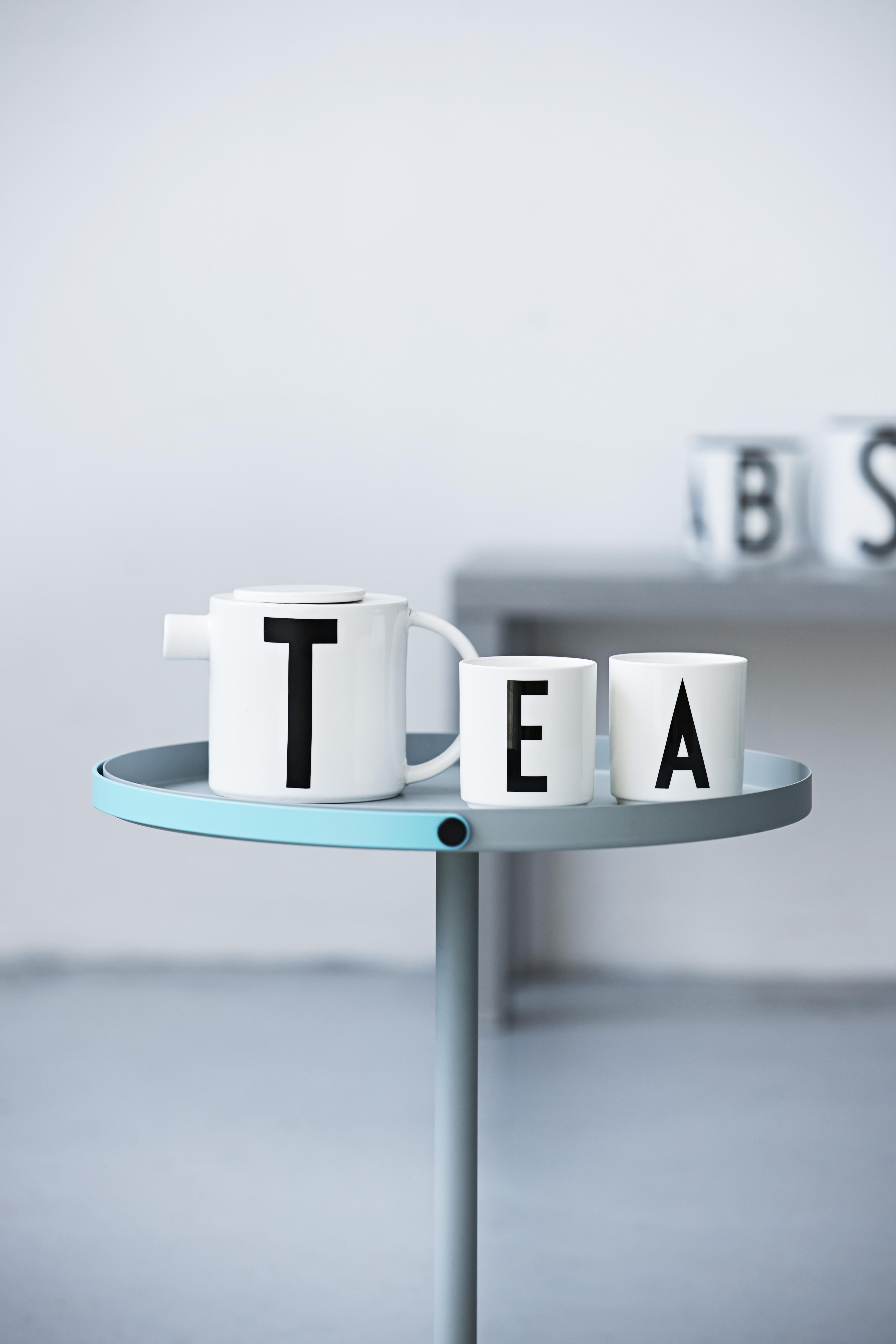 Design Letters & Friends Table to Go with Arne Jacobsen Vintage ABC tableware hr