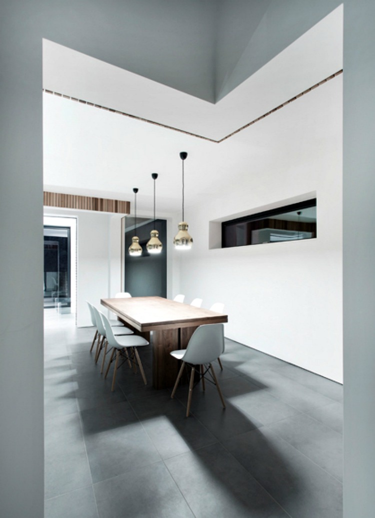 grey and white dining room from themodernhouse.net