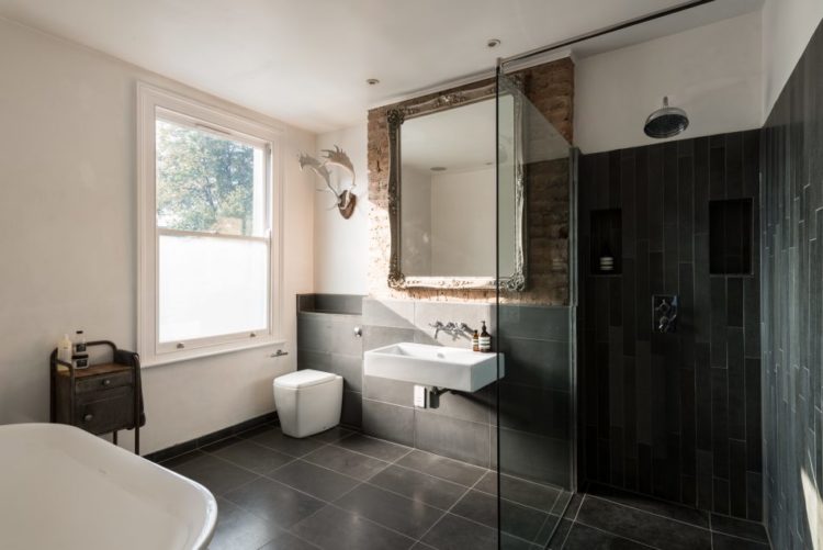 black-and-white-bathroom-via-the-modern-house