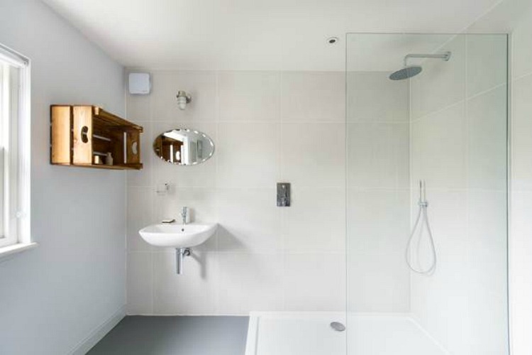 modern bathroom with rustic accents via domus nova