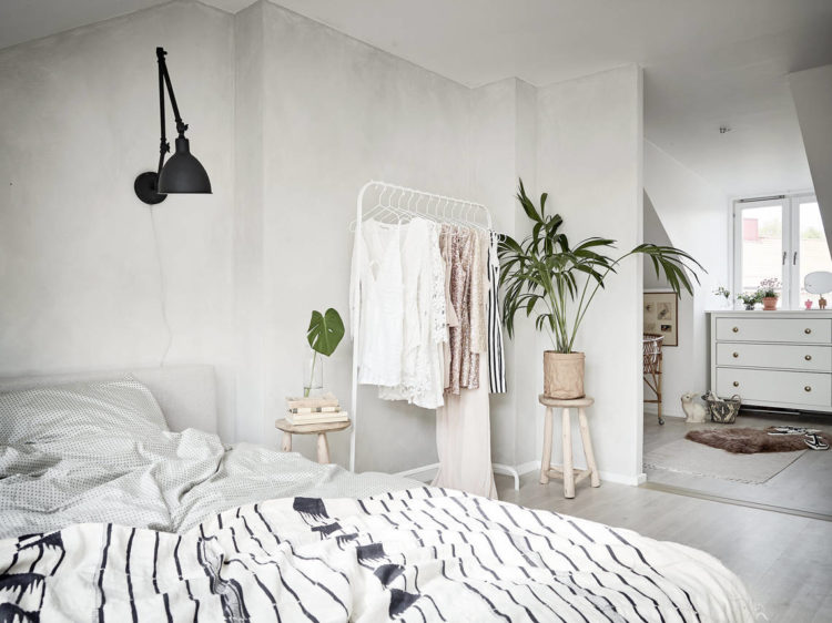 pale grey bedroom via stadshem.se