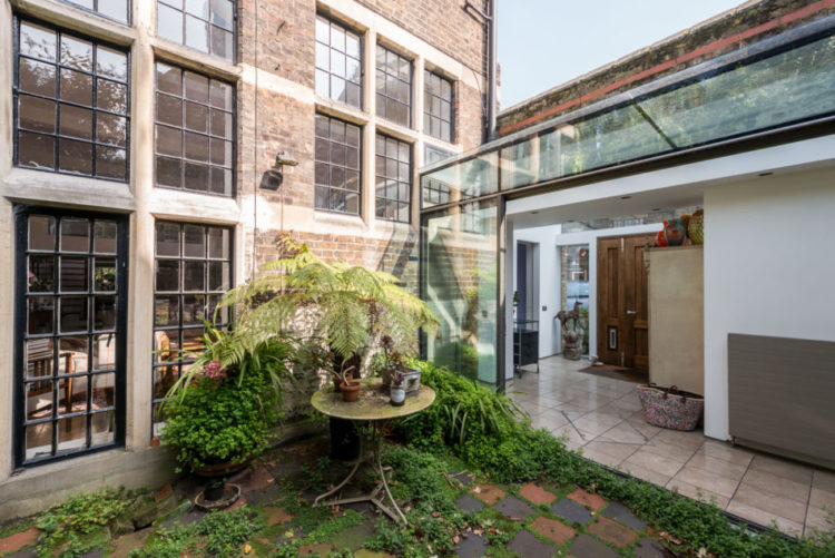 courtyard garden via teh modern house