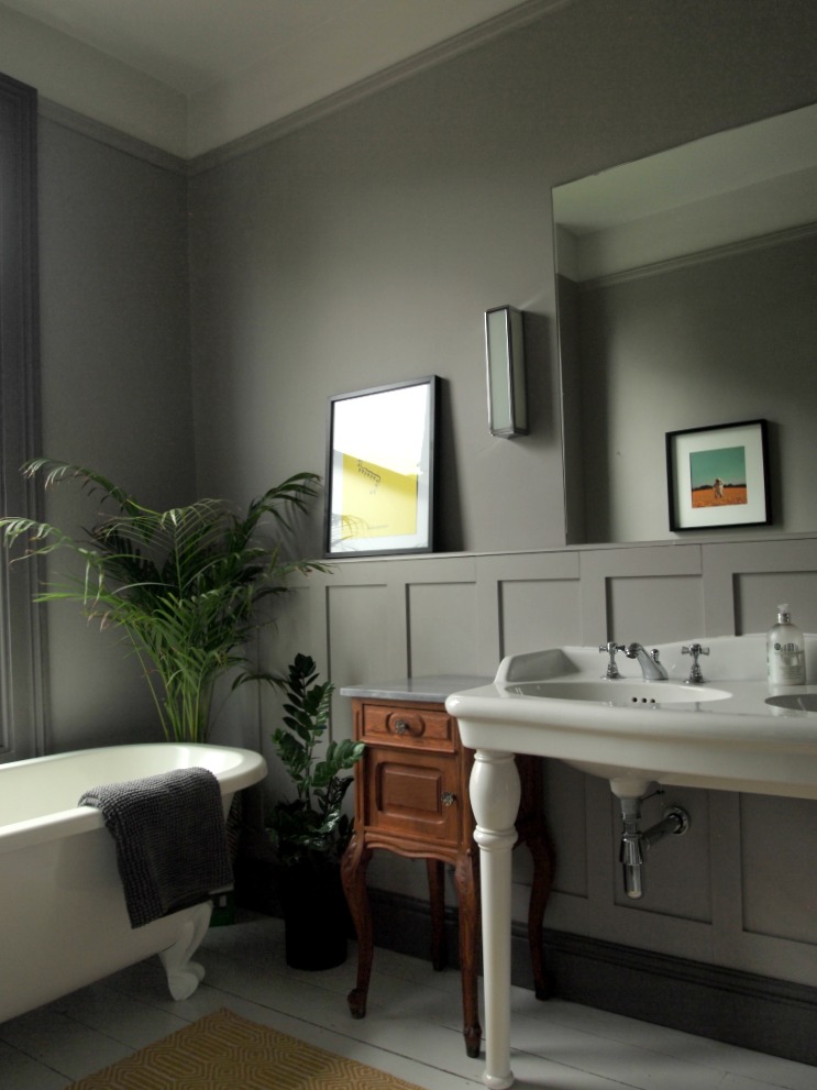 grey bathroom panelling by Greg Penn