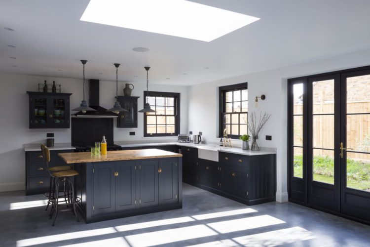 navy blue kitchen from kempe house via shootfactory