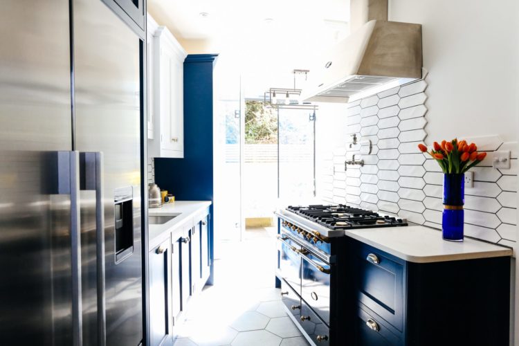 navy blue kitchen via brickworks