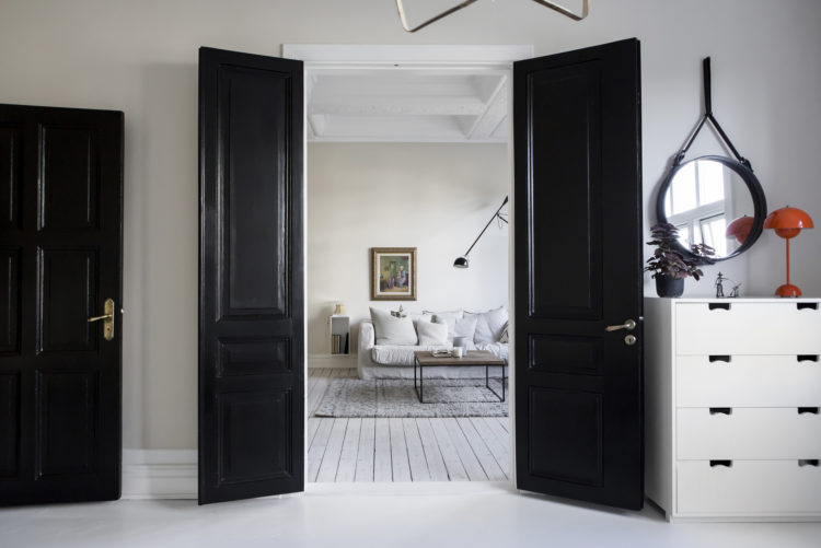 black doors in flat for sale via Alvhem