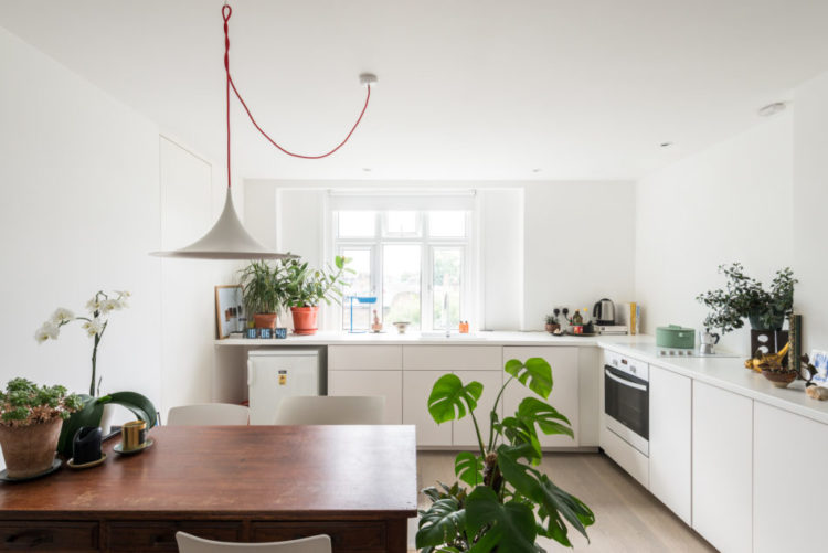 loop the pendant light across the ceiling to get it in the right place (image via the modern house)