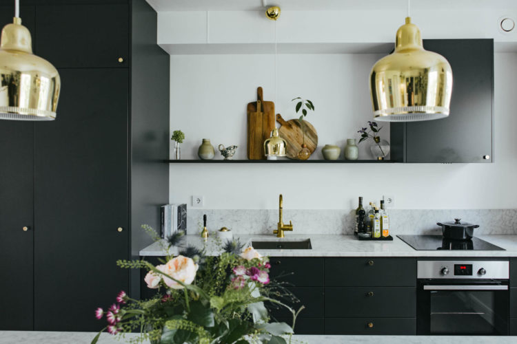 black and marble kitchen via nooks.se