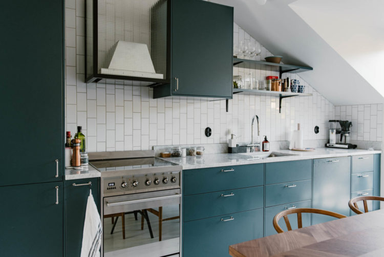 navy blue kitchen via nooks.se