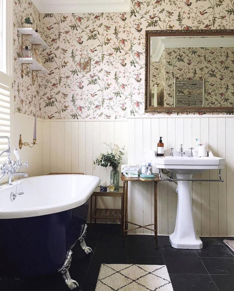 wallpaper bathroom by melanie lissack interiors