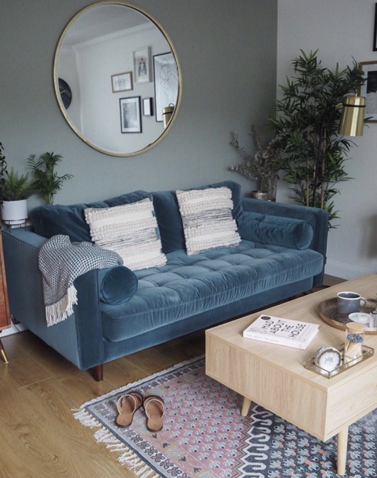 blue velvet sofa by Emma White of @apogeeinteriorsblue velvet sofa by Emma White of @apogeeinteriors