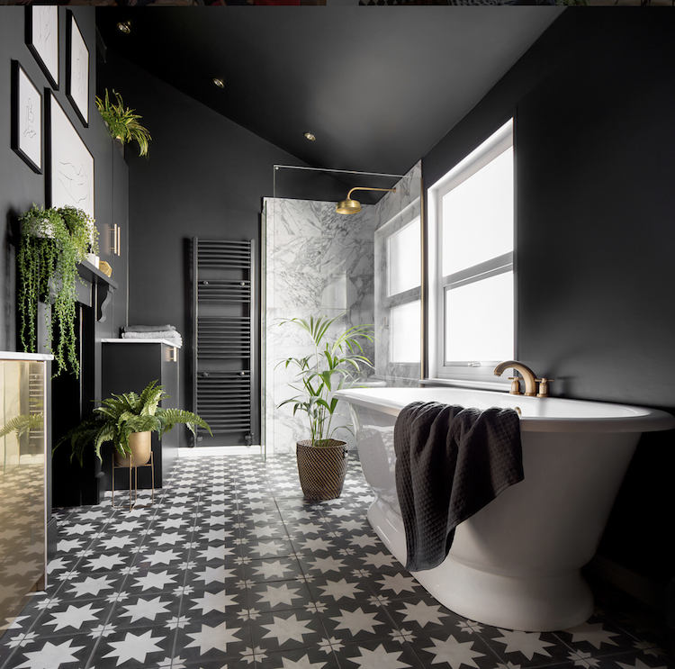 black and white and brass bathroom belonging to jess hurrell of gold is a neutral by jmcatphoto