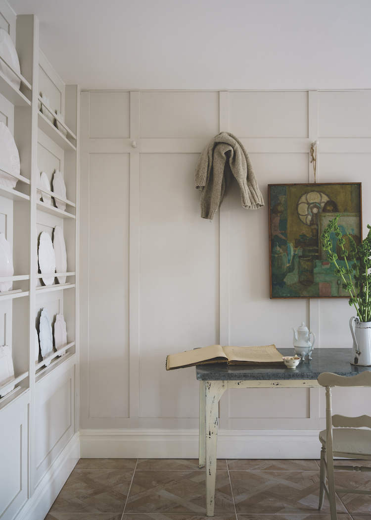 SCHOOL HOUSE WHITE 291 The lightest in the group including Shadow White, Shaded White and Drop Cloth, this soft white isreminiscent of the colour used in school houses.