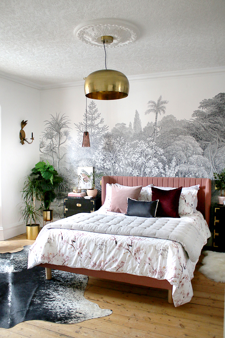 pink and monochrome bedroom by swoonworthy