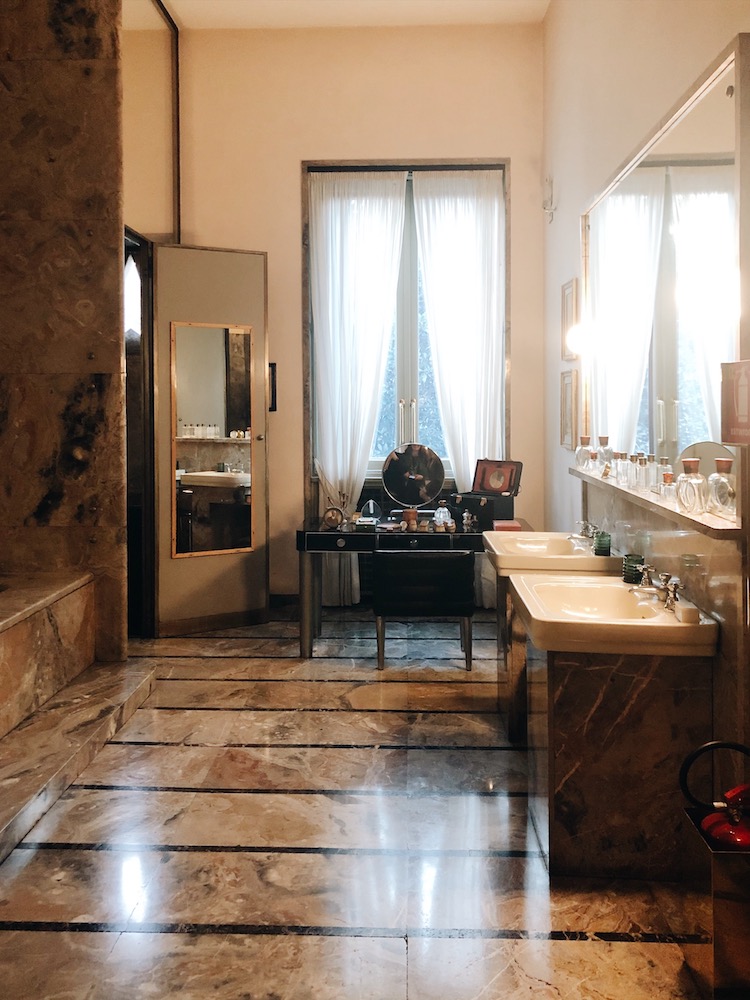 en suite bathroom at villa necchi
