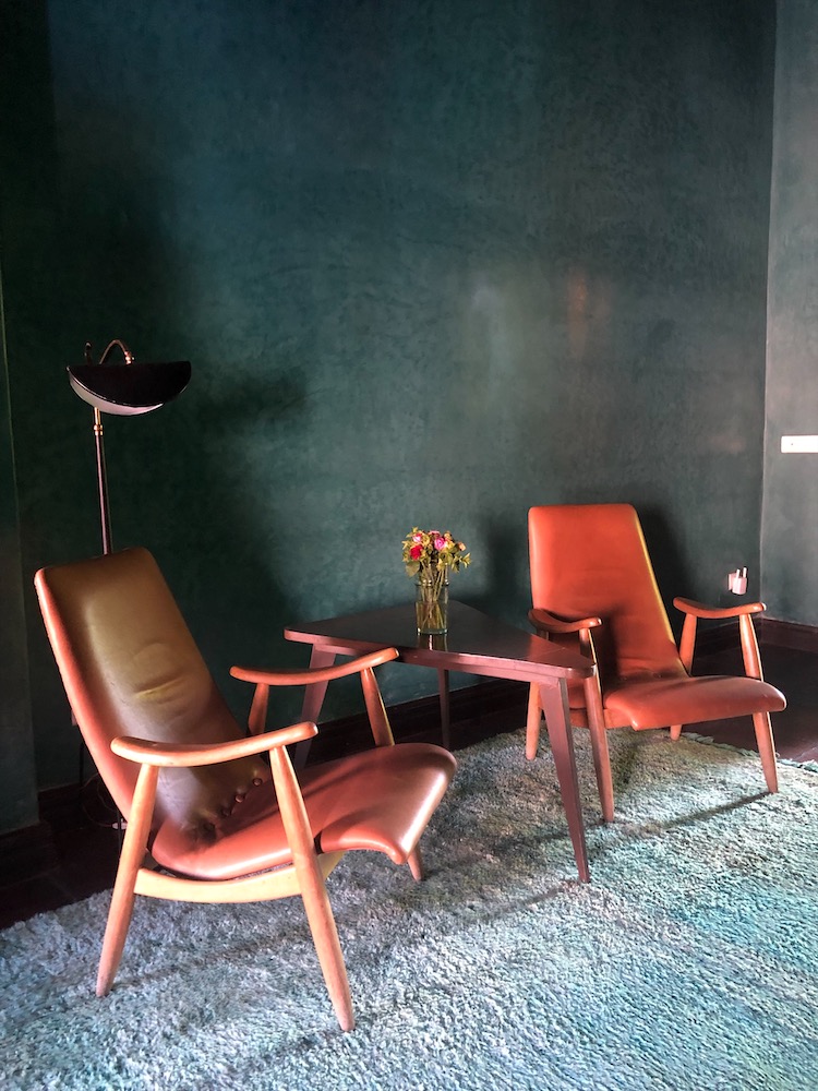mid-century modern chairs at El Fenn hotel. Marrakech
