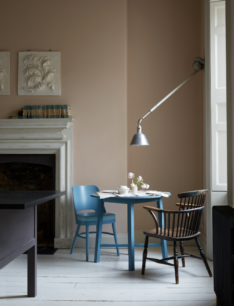 Kate Watson-Smyth shows how an unexpected pop of colour can transform a neutral scheme. The corner of this classic kitchen has a surprise addition of a bright blue table and chair, creating a modern yet elegant look. #kitchen #popofcolour #madaboutthehouse