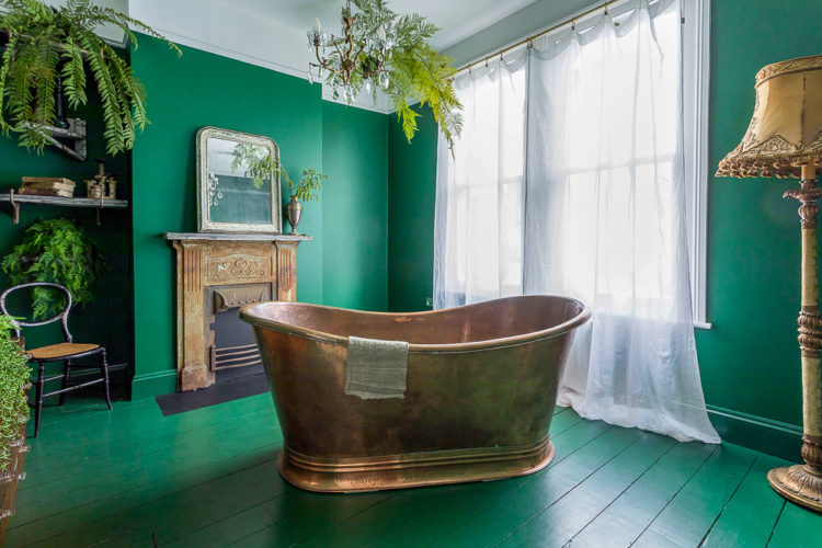 emerald green bathroom via amazingspace.co.uk