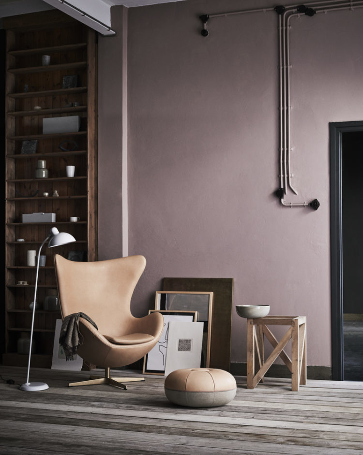 A look at the egg chair by Danish designer Arne Jacobsen with Kate Watson-Smyth and Heals. A design classic shown here in tan leather which sits perfectly with pale wood furniture and pink plaster walls. #eggchair #arnejacobsen #madaboutthehouse