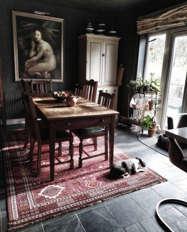 dark walls and persian rug via @white_rabbit_living