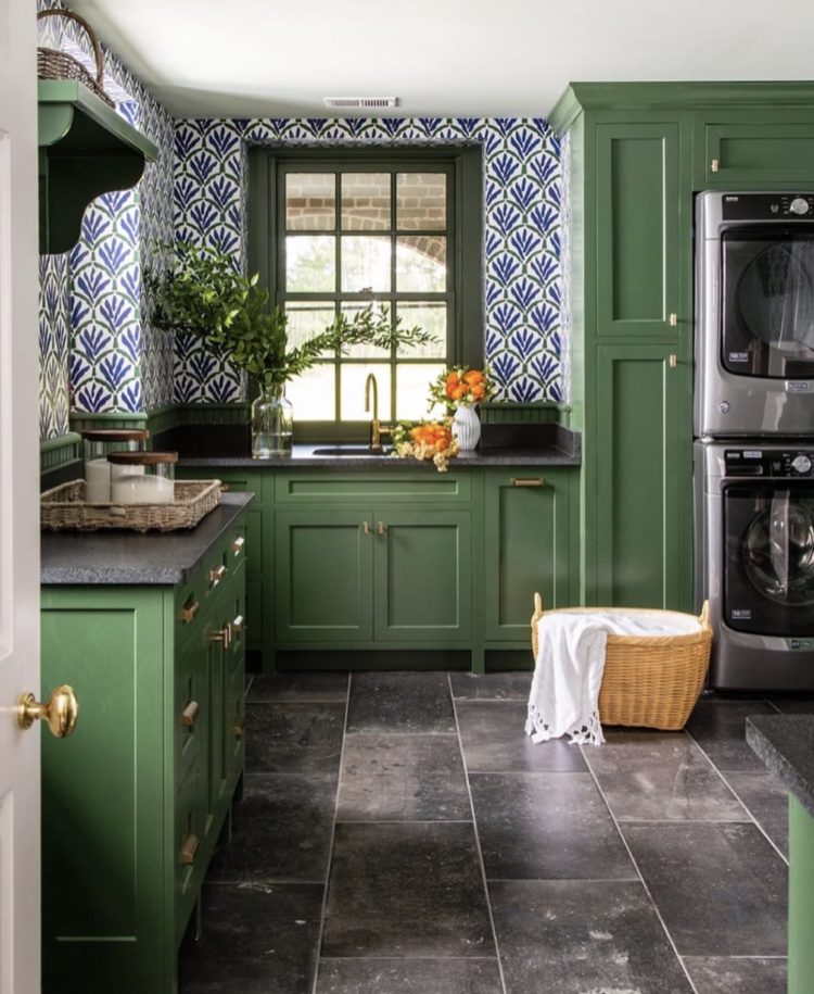 Peale Green by Benjamin Moore interior designer @andrewjhow wallpaper by @studiofournyc with this bold shade. Photo: @ericpiasecki Styling: @elizabethdemos