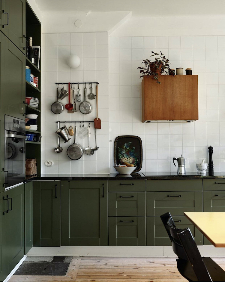 green kitchen via @historisakhem photo @fboukari Styling: @copparstadinterior
