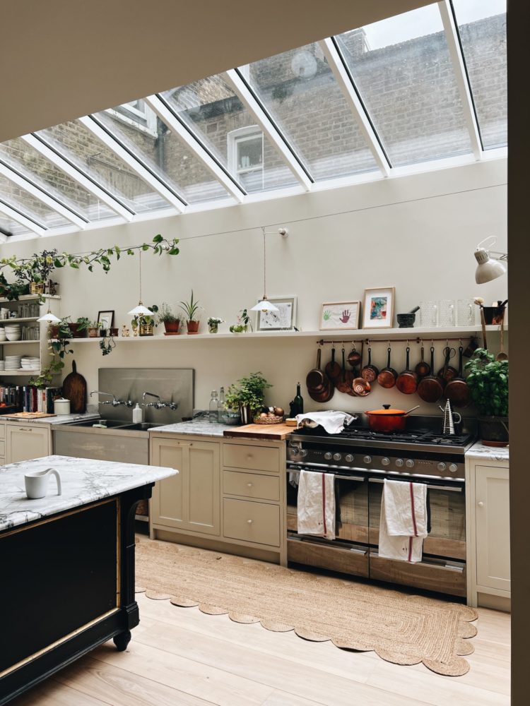 kitchen in the home of @goodboneslondom image by @madaboutthehouse