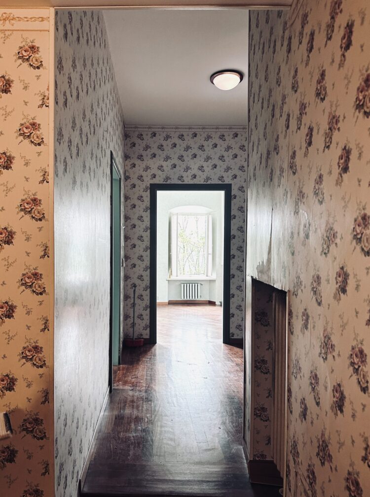 the house in italy has no light switches in the corridors