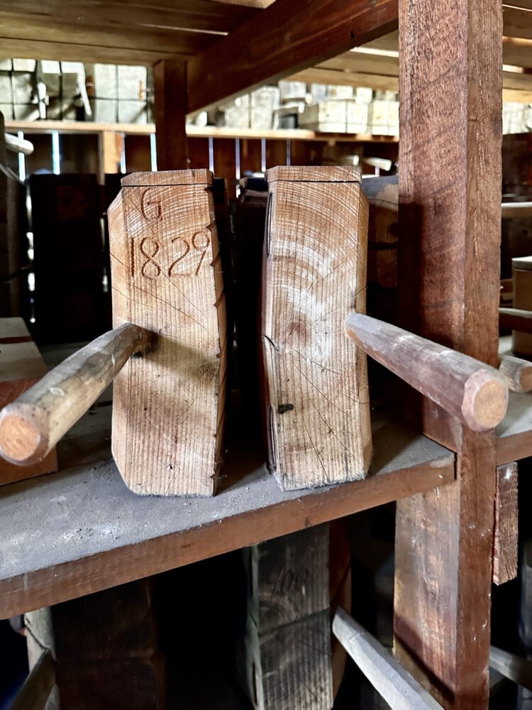 Holzformen für Glas bei Hadeland Glassverk.  Sie müssen feucht gehalten werden, sonst verziehen sie sich und das Glas läuft aus.  dieser ist ausgetrocknet und verzogen