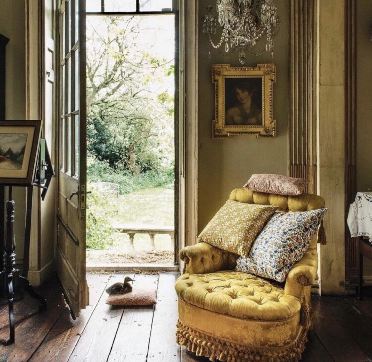 A house in Wimbledon photographed by @antonycrolla for @cabanamagazine